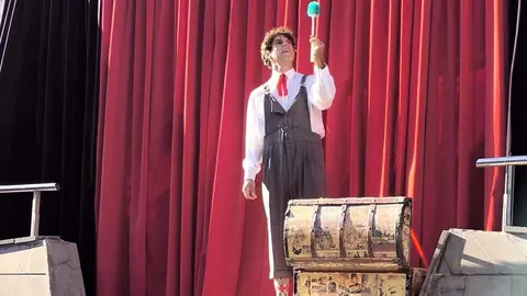 'Clown en el camino' despide su primera edición con un éxito rotundo de público



'Clown en el camino' despide su primera edición con un éxito rotundo de público. El ciclo de humor y circo, enmarcado en el Festival de Verano 'León, Cuna del Parlamentarismo', llena plazas y barrios de la capital con actuaciones abarrotadas que invitan a ampliar el proyecto.