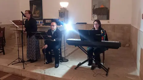 La Fundación Merayo ha ofrecido este pasado viernes un recital, en su sede de la antigua “Casa Arriola”, con el tándem María Rosa Sánchez Suárez-Miguel Ángel Alegre Martínez. Conocidos de la escena musical leonesa por su prolífica actividad en coros y distintos grupos, esta vez han ofrecido una experiencia musical, pero también literaria. Fotos: Jesús Ferrero