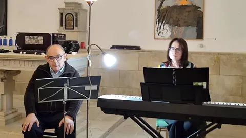 La Fundación Merayo ha ofrecido este pasado viernes un recital, en su sede de la antigua “Casa Arriola”, con el tándem María Rosa Sánchez Suárez-Miguel Ángel Alegre Martínez. Conocidos de la escena musical leonesa por su prolífica actividad en coros y distintos grupos, esta vez han ofrecido una experiencia musical, pero también literaria. Fotos: Jesús Ferrero