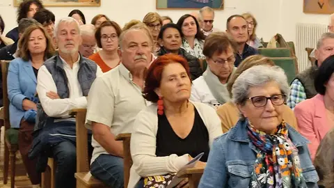 La Fundación Merayo ha ofrecido este pasado viernes un recital, en su sede de la antigua “Casa Arriola”, con el tándem María Rosa Sánchez Suárez-Miguel Ángel Alegre Martínez. Conocidos de la escena musical leonesa por su prolífica actividad en coros y distintos grupos, esta vez han ofrecido una experiencia musical, pero también literaria. Fotos: Jesús Ferrero