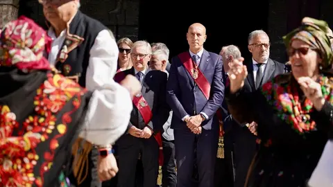 Misa de la festividad de la Virgen del Camino, con presencia de los Ayuntamientos del Voto. Asisten el presidente de las Cortes Autonómicas, Carlos Pollán, y miembros de la corporación municipal de León. Foto: Campillo.