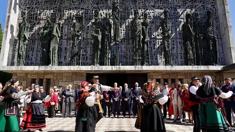 Misa de la festividad de la Virgen del Camino, con presencia de los Ayuntamientos del Voto. Asisten el presidente de las Cortes Autonómicas, Carlos Pollán, y miembros de la corporación municipal de León. Foto: Campillo.