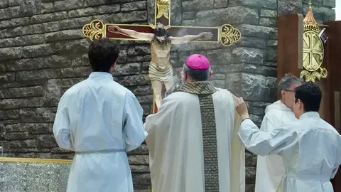 Misa de la festividad de la Virgen del Camino, con presencia de los Ayuntamientos del Voto. Asisten el presidente de las Cortes Autonómicas, Carlos Pollán, y miembros de la corporación municipal de León. Foto: Campillo.