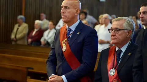 Misa de la festividad de la Virgen del Camino, con presencia de los Ayuntamientos del Voto. Asisten el presidente de las Cortes Autonómicas, Carlos Pollán, y miembros de la corporación municipal de León. Foto: Campillo.