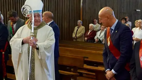 Misa de la festividad de la Virgen del Camino, con presencia de los Ayuntamientos del Voto. Asisten el presidente de las Cortes Autonómicas, Carlos Pollán, y miembros de la corporación municipal de León. Foto: Campillo.