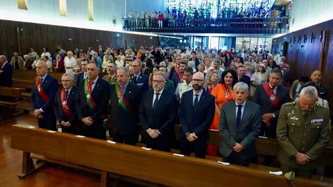 Misa de la festividad de la Virgen del Camino, con presencia de los Ayuntamientos del Voto. Asisten el presidente de las Cortes Autonómicas, Carlos Pollán, y miembros de la corporación municipal de León. Foto: Campillo.