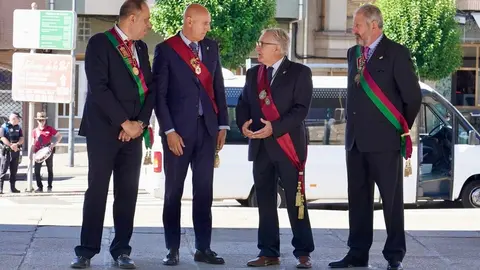 Misa de la festividad de la Virgen del Camino, con presencia de los Ayuntamientos del Voto. Asisten el presidente de las Cortes Autonómicas, Carlos Pollán, y miembros de la corporación municipal de León. Foto: Campillo.