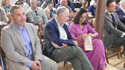 Baloncesto Femenino León estrena equipo y equipación con homenaje a Botines. La presentación tuvo lugar en la Casa Botines, con la presencia de autoridades y representantes del deporte leonés.
