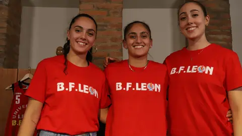 Baloncesto Femenino León estrena equipo y equipación con homenaje a Botines. La presentación tuvo lugar en la Casa Botines, con la presencia de autoridades y representantes del deporte leonés. Fotos: Isaac Llamazares