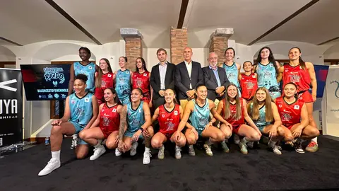 Baloncesto Femenino León estrena equipo y equipación con homenaje a Botines. La presentación tuvo lugar en la Casa Botines, con la presencia de autoridades y representantes del deporte leonés. Fotos: Isaac Llamazares