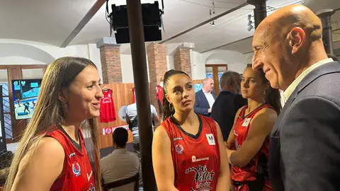 Baloncesto Femenino León estrena equipo y equipación con homenaje a Botines. La presentación tuvo lugar en la Casa Botines, con la presencia de autoridades y representantes del deporte leonés.