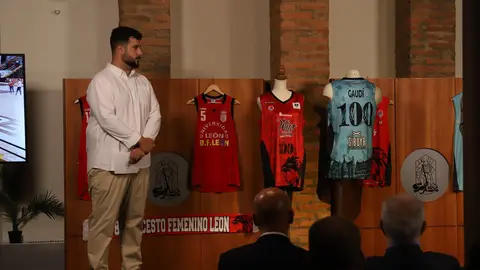 Baloncesto Femenino León estrena equipo y equipación con homenaje a Botines. La presentación tuvo lugar en la Casa Botines, con la presencia de autoridades y representantes del deporte leonés. Fotos: Isaac Llamazares
