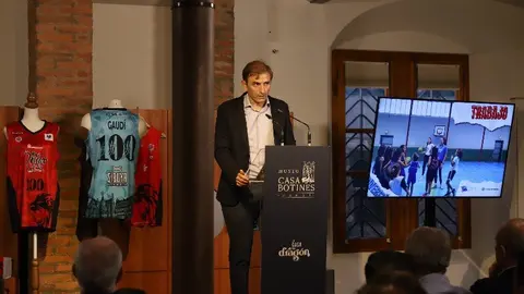 Baloncesto Femenino León estrena equipo y equipación con homenaje a Botines. La presentación tuvo lugar en la Casa Botines, con la presencia de autoridades y representantes del deporte leonés. Fotos: Isaac Llamazares