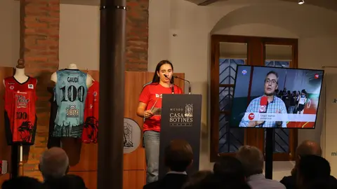 Baloncesto Femenino León estrena equipo y equipación con homenaje a Botines. La presentación tuvo lugar en la Casa Botines, con la presencia de autoridades y representantes del deporte leonés. Fotos: Isaac Llamazares
