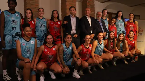 Baloncesto Femenino León estrena equipo y equipación con homenaje a Botines. La presentación tuvo lugar en la Casa Botines, con la presencia de autoridades y representantes del deporte leonés. Fotos: Isaac Llamazares
