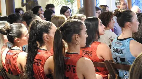 Baloncesto Femenino León estrena equipo y equipación con homenaje a Botines. La presentación tuvo lugar en la Casa Botines, con la presencia de autoridades y representantes del deporte leonés. Fotos: M.A. García