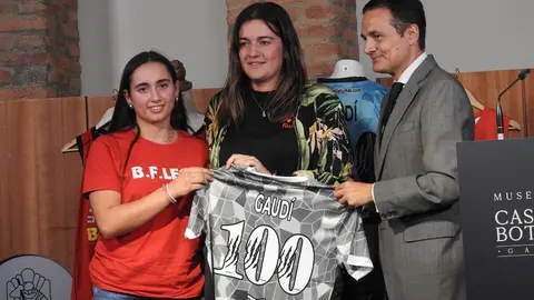 Baloncesto Femenino León estrena equipo y equipación con homenaje a Botines. La presentación tuvo lugar en la Casa Botines, con la presencia de autoridades y representantes del deporte leonés. Fotos: M.A. García