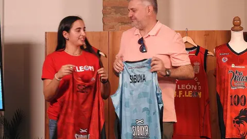 Baloncesto Femenino León estrena equipo y equipación con homenaje a Botines. La presentación tuvo lugar en la Casa Botines, con la presencia de autoridades y representantes del deporte leonés. Fotos: M.A. García