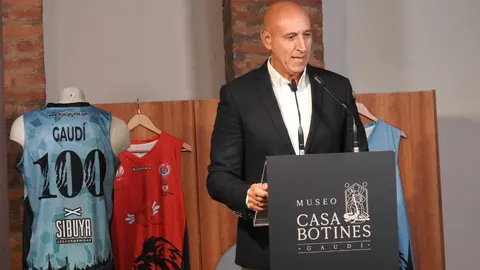 Baloncesto Femenino León estrena equipo y equipación con homenaje a Botines. La presentación tuvo lugar en la Casa Botines, con la presencia de autoridades y representantes del deporte leonés. Fotos: M.A. García