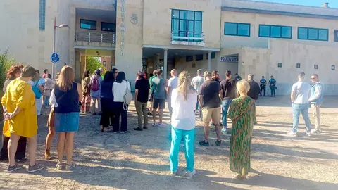 Una amplia representación de los casi 300 empleados municipales de San Andrés del Rabanedo se ha concentrado este martes a las puertas del Ayuntamiento para reclamar el pago de sus salarios del último mes, que ascienden a 700.000 euros y que todavía no han sido abonados.