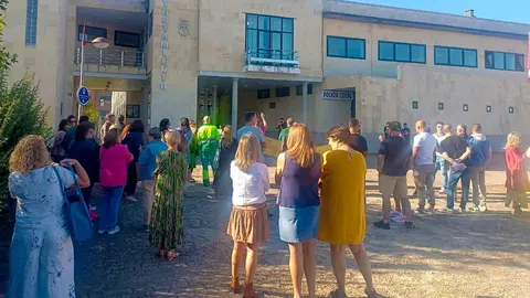 Una amplia representación de los casi 300 empleados municipales de San Andrés del Rabanedo se ha concentrado este martes a las puertas del Ayuntamiento para reclamar el pago de sus salarios del último mes, que ascienden a 700.000 euros y que todavía no han sido abonados.