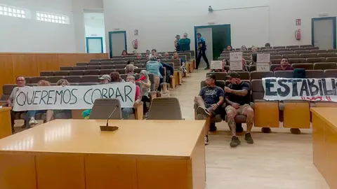 Una amplia representación de los casi 300 empleados municipales de San Andrés del Rabanedo se ha concentrado este martes a las puertas del Ayuntamiento para reclamar el pago de sus salarios del último mes, que ascienden a 700.000 euros y que todavía no han sido abonados.