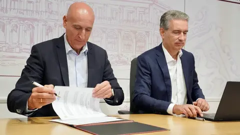 El alcalde de León, José Antonio Diez, y el director general de HP, Miguel Ángel Turrado, firman un protocolo para el desarrollo de la innovación en la administración municipal. Foto: Campillo.