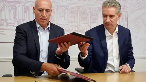 El alcalde de León, José Antonio Diez, y el director general de HP, Miguel Ángel Turrado, firman un protocolo para el desarrollo de la innovación en la administración municipal. Foto: Campillo.