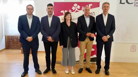 El alcalde de León, José Antonio Diez, y el director general de HP, Miguel Ángel Turrado, firman un protocolo para el desarrollo de la innovación en la administración municipal. Foto: Campillo.