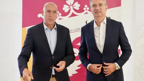 El alcalde de León, José Antonio Diez, y el director general de HP, Miguel Ángel Turrado, firman un protocolo para el desarrollo de la innovación en la administración municipal. Foto: Campillo.