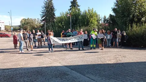 Una amplia representación de los casi 300 empleados municipales de San Andrés del Rabanedo se ha concentrado este martes a las puertas del Ayuntamiento para reclamar el pago de sus salarios del último mes, que ascienden a 700.000 euros y que todavía no han sido abonados.