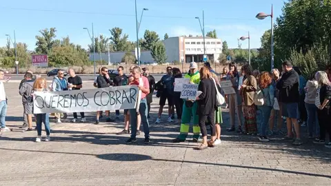 Una amplia representación de los casi 300 empleados municipales de San Andrés del Rabanedo se ha concentrado este martes a las puertas del Ayuntamiento para reclamar el pago de sus salarios del último mes, que ascienden a 700.000 euros y que todavía no han sido abonados.