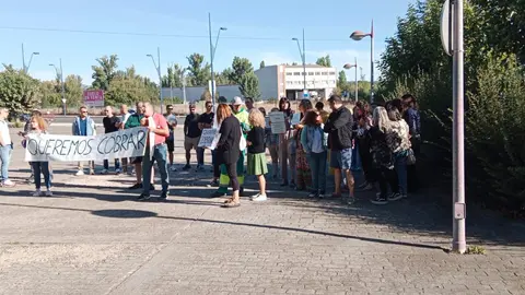 Una amplia representación de los casi 300 empleados municipales de San Andrés del Rabanedo se ha concentrado este martes a las puertas del Ayuntamiento para reclamar el pago de sus salarios del último mes, que ascienden a 700.000 euros y que todavía no han sido abonados.