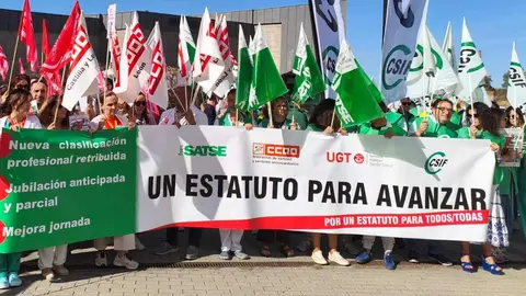 Los profesionales del sistema público, convocados por SATSE, CCOO, UGT, CSIF y CIG-Saúde, denuncian que el Ministerio de Sanidad quiere cerrar en falso la negociación de la nueva Ley del Estatuto Marco.