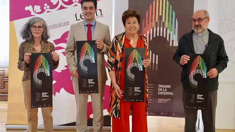 La concejala de Acción y Promoción Cultural de León, Elena Aguado, presenta el ciclo ‘Órgano en la Catedral’ acompañada del organista, Carlos Julián Fernández, el deán, Florentino Alonso y la secretaria de la asociación Amigos del Órgano Catedral de León, Marta Martínez. Foto: Campillo.