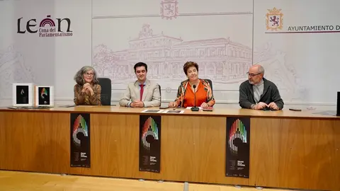 La concejala de Acción y Promoción Cultural de León, Elena Aguado, presenta el ciclo ‘Órgano en la Catedral’ acompañada del organista, Carlos Julián Fernández, el deán, Florentino Alonso y la secretaria de la asociación Amigos del Órgano Catedral de León, Marta Martínez. Foto: Campillo.