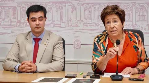 La concejala de Acción y Promoción Cultural de León, Elena Aguado, presenta el ciclo ‘Órgano en la Catedral’ acompañada del organista, Carlos Julián Fernández, el deán, Florentino Alonso y la secretaria de la asociación Amigos del Órgano Catedral de León, Marta Martínez. Foto: Campillo.