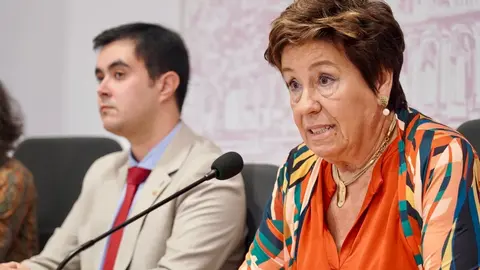La concejala de Acción y Promoción Cultural de León, Elena Aguado, presenta el ciclo ‘Órgano en la Catedral’ acompañada del organista, Carlos Julián Fernández, el deán, Florentino Alonso y la secretaria de la asociación Amigos del Órgano Catedral de León, Marta Martínez. Foto: Campillo.