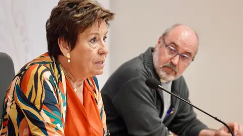 La concejala de Acción y Promoción Cultural de León, Elena Aguado, presenta el ciclo ‘Órgano en la Catedral’ acompañada del organista, Carlos Julián Fernández, el deán, Florentino Alonso y la secretaria de la asociación Amigos del Órgano Catedral de León, Marta Martínez. Foto: Campillo.