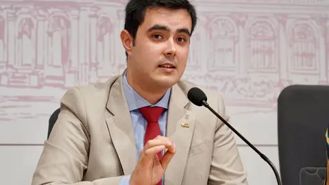 La concejala de Acción y Promoción Cultural de León, Elena Aguado, presenta el ciclo ‘Órgano en la Catedral’ acompañada del organista, Carlos Julián Fernández, el deán, Florentino Alonso y la secretaria de la asociación Amigos del Órgano Catedral de León, Marta Martínez. Foto: Campillo.