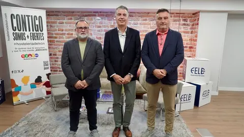 El director general de Feria de Valladolid, Alberto Alonso, el presidente de la Asociación Provincial de Agencias de Viajes, Jerónimo Fernández, y el presidente de la Asociación Hostelería de León, Óscar García, presentan la próxima edición de Intur Negocios. Foto: Campillo.