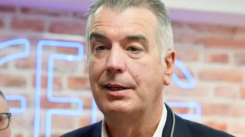 El director general de Feria de Valladolid, Alberto Alonso, el presidente de la Asociación Provincial de Agencias de Viajes, Jerónimo Fernández, y el presidente de la Asociación Hostelería de León, Óscar García, presentan la próxima edición de Intur Negocios. Foto: Campillo.