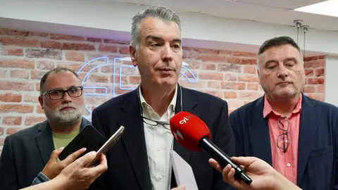 El director general de Feria de Valladolid, Alberto Alonso, el presidente de la Asociación Provincial de Agencias de Viajes, Jerónimo Fernández, y el presidente de la Asociación Hostelería de León, Óscar García, presentan la próxima edición de Intur Negocios. Foto: Campillo.