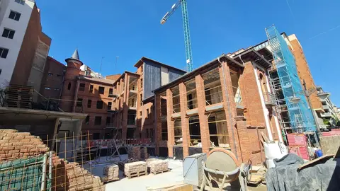 El palacete neomudéjar de León luce su nueva piel en la recta final de su rehabilitación. El futuro Instituto Botánico León encara la fase más visible de las obras y se prepara para abrir como centro médico de referencia internacional en patologías complejas de la columna.