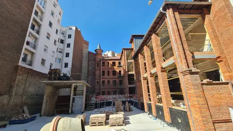 El palacete neomudéjar de León luce su nueva piel en la recta final de su rehabilitación. El futuro Instituto Botánico León encara la fase más visible de las obras y se prepara para abrir como centro médico de referencia internacional en patologías complejas de la columna.