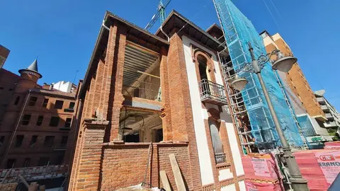 El palacete neomudéjar de León luce su nueva piel en la recta final de su rehabilitación. El futuro Instituto Botánico León encara la fase más visible de las obras y se prepara para abrir como centro médico de referencia internacional en patologías complejas de la columna.