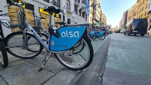 Imagen del punto de alquiler de bicis en la Avenida Ordoño II.