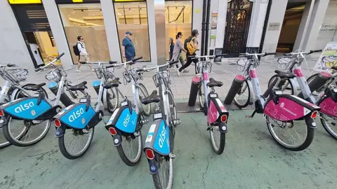 Imagen del punto de alquiler de bicis en la Avenida Ordoño II.
