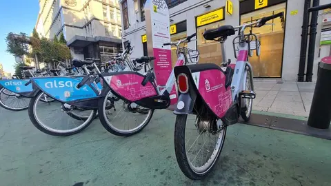 Imagen del punto de alquiler de bicis en la Avenida Ordoño II.