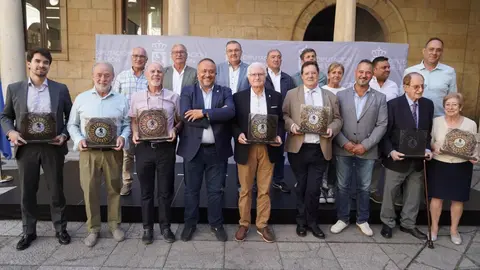 La tradición de los pendones llegará a las Casas de León para darse a conocer fuera de la provincia. Así se dio hoy a conocer durante el acto de homenaje a estos centros sociales y culturales convocado por la Diputación y encabezado por su presidente, Gerardo Álvarez Courel. Fotos: Campillo